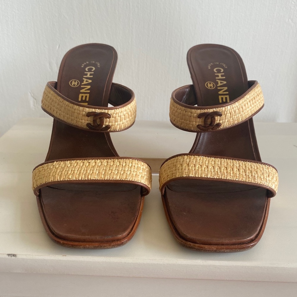 CHANEL logo raffia mule sandals